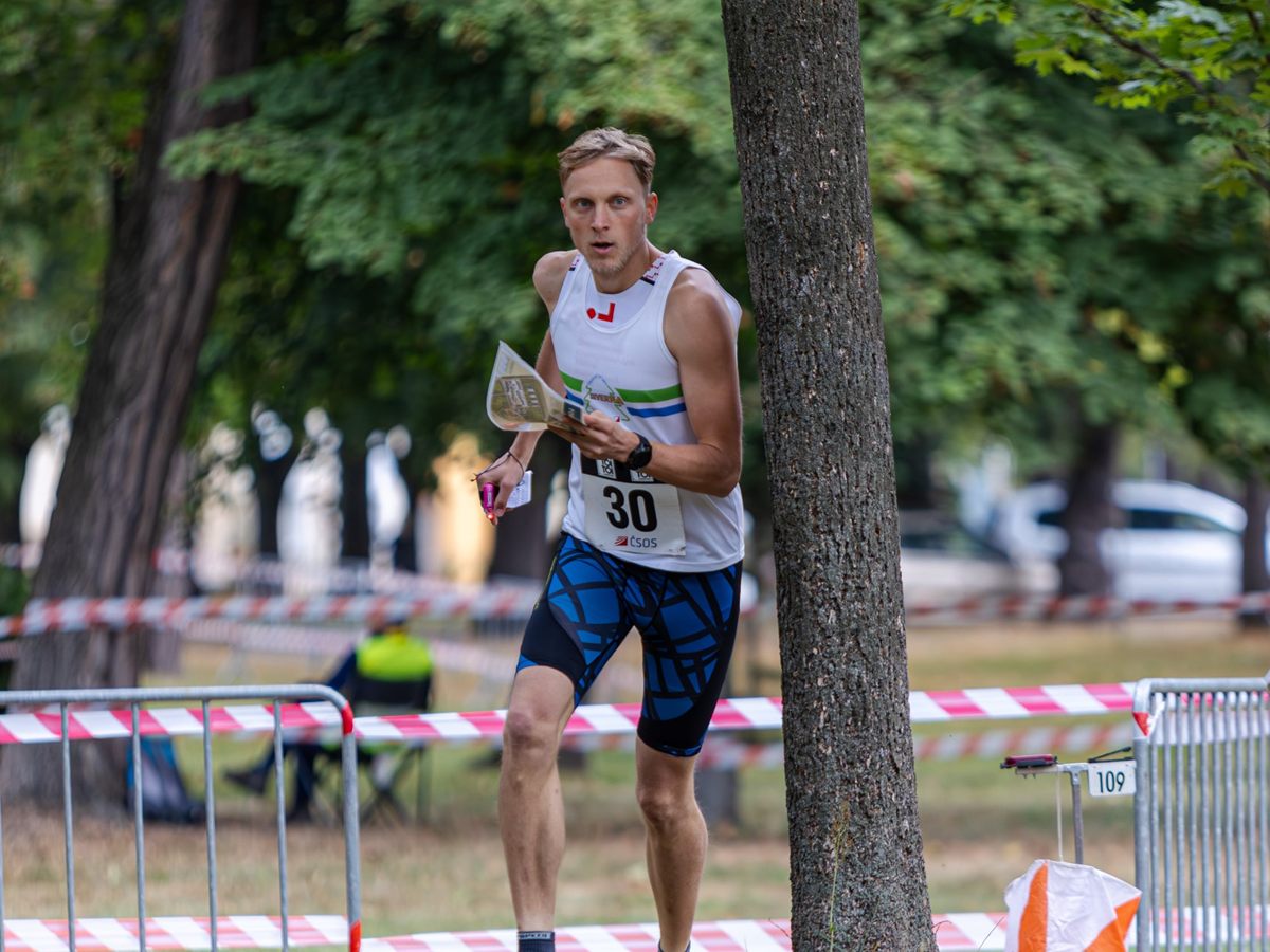 Martin při sprintu v orientačním běhu s mapou v ruce